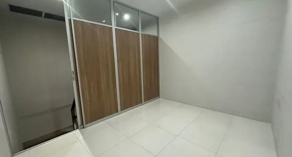 For rent 3 bedrooms office in Phra Khanong, Bangkok