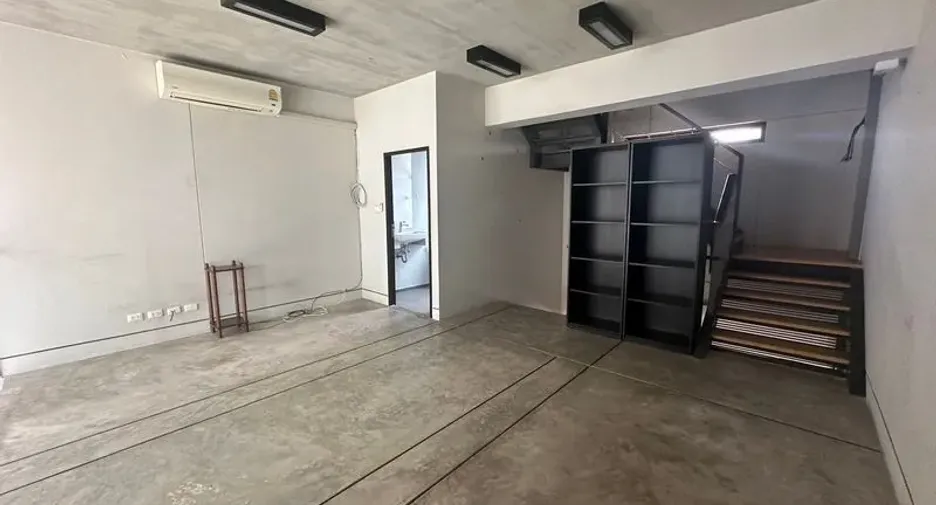 For rent 3 bedrooms office in Phra Khanong, Bangkok