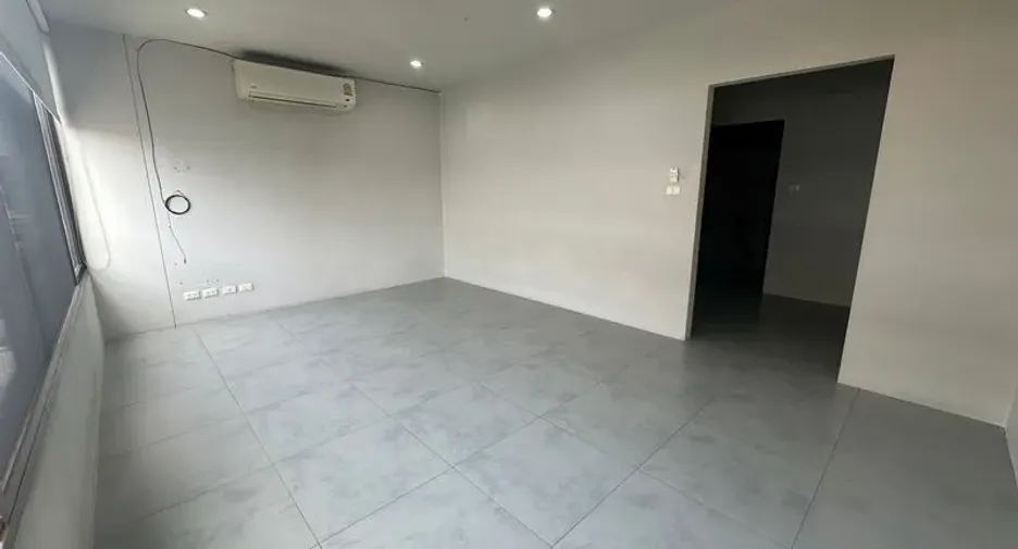 For rent 3 bedrooms office in Phra Khanong, Bangkok
