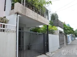 For rent and for sale 3 bedrooms townhouse in Watthana, Bangkok