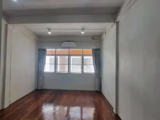 Gewerbefläche zum Kauf mit 3 Zimmer in Phra Khanong, Bangkok