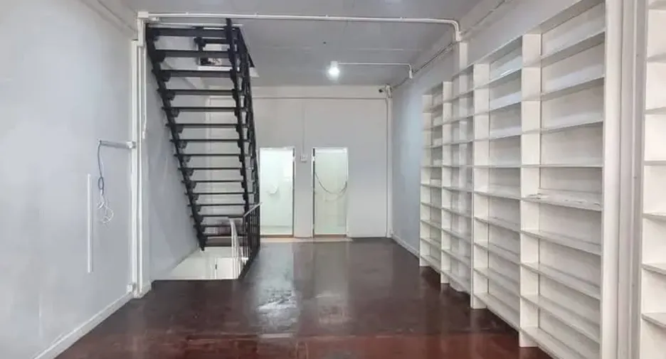 Gewerbefläche zum Kauf mit 3 Zimmer in Phra Khanong, Bangkok