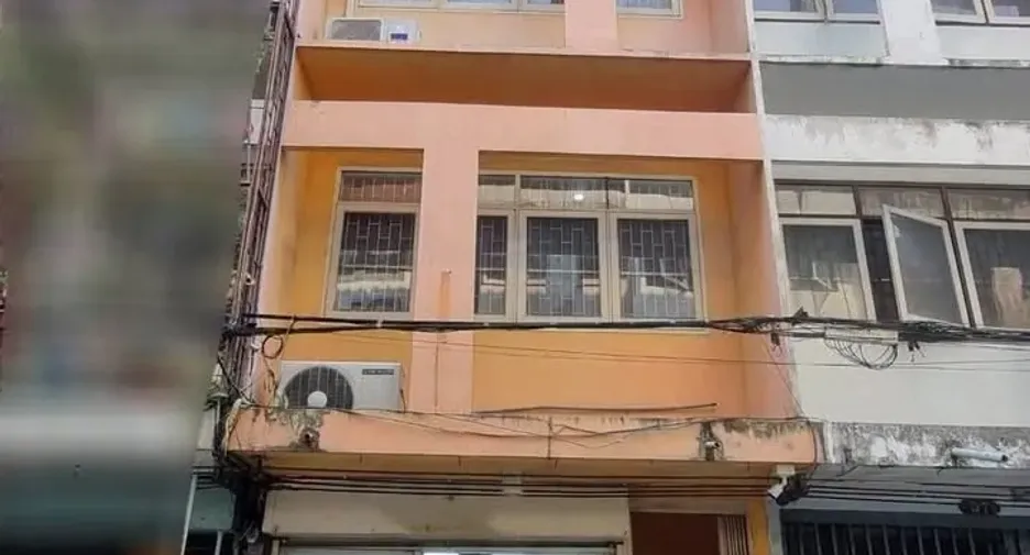 Gewerbefläche zum Kauf mit 3 Zimmer in Phra Khanong, Bangkok