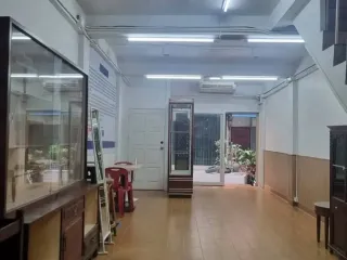 Gewerbefläche zum Kauf mit 3 Zimmer in Phra Khanong, Bangkok