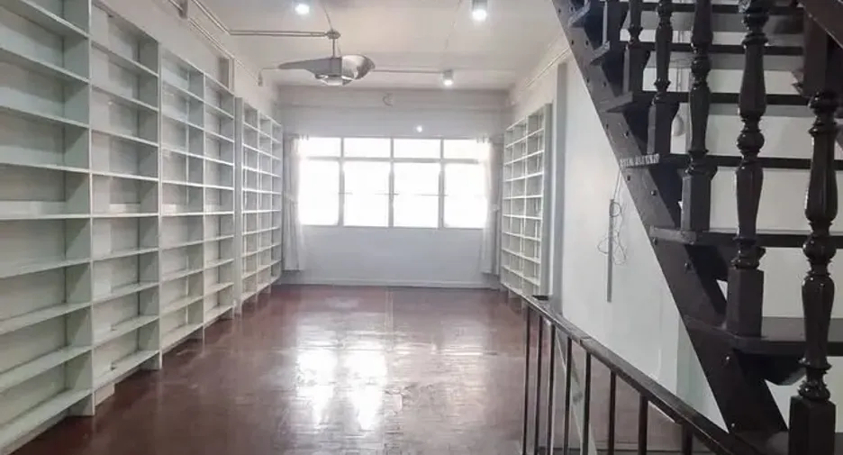 Gewerbefläche zum Kauf mit 3 Zimmer in Phra Khanong, Bangkok