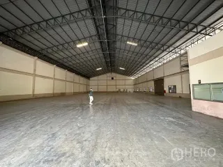 À louer entrepôt à Bang Sao Thong, Samut Prakan