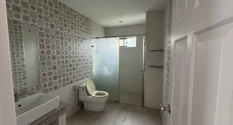 For rent and for sale 3 bedrooms warehouse in Bueng Kum, Bangkok