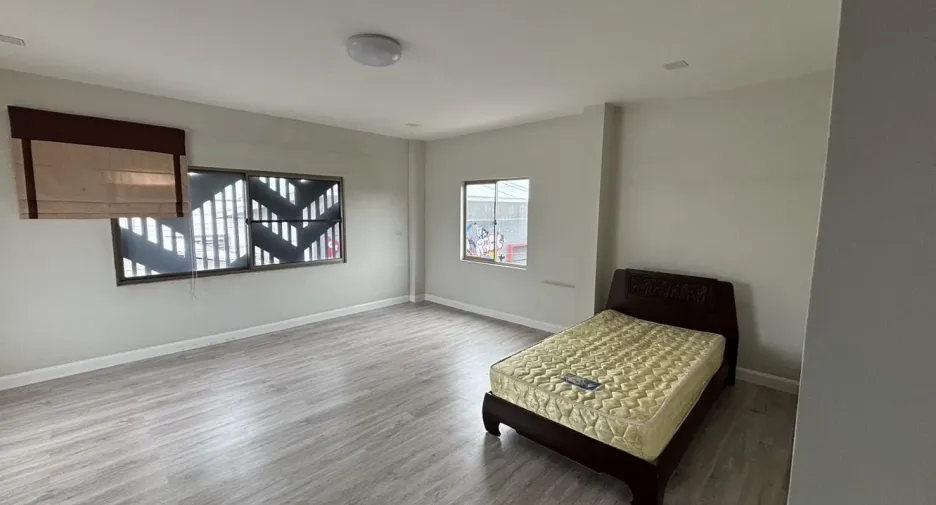 For rent and for sale 3 bedrooms warehouse in Bueng Kum, Bangkok
