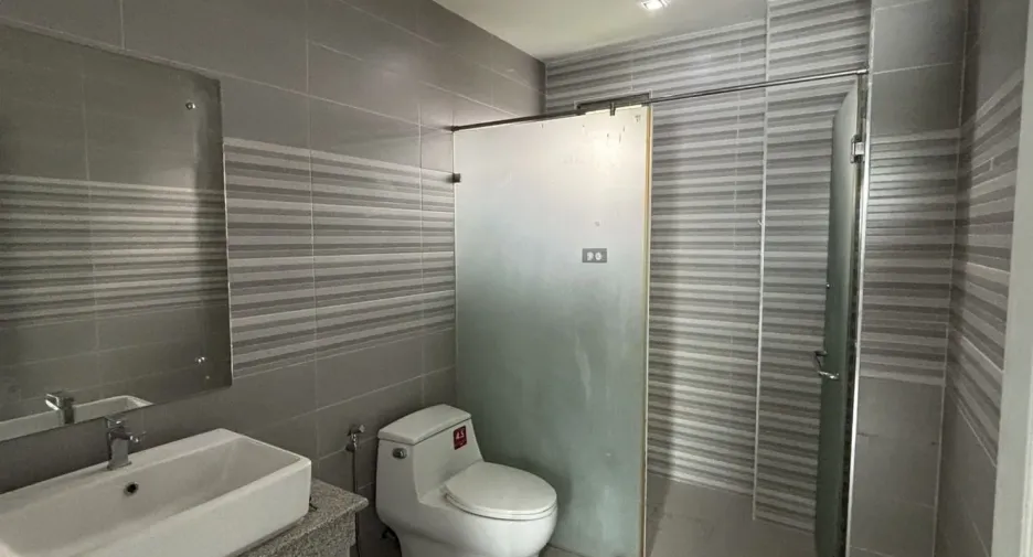 For rent and for sale 3 bedrooms warehouse in Bueng Kum, Bangkok