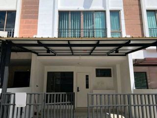 For rent 3 bedrooms townhouse in Phra Khanong, Bangkok