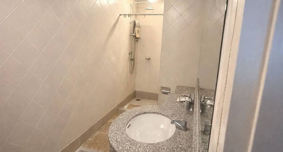 For rent and for sale 3 bedrooms condo in Phaya Thai, Bangkok