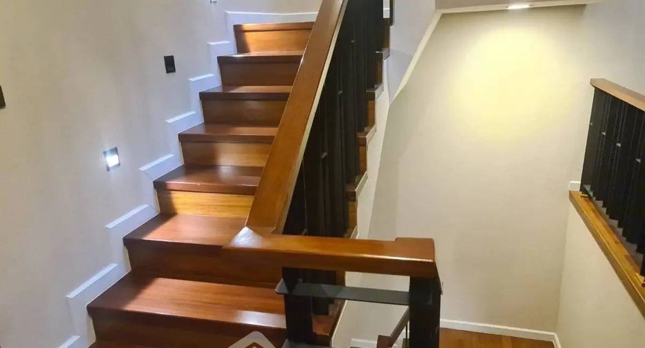For rent and for sale 4 bedrooms townhouse in Watthana, Bangkok