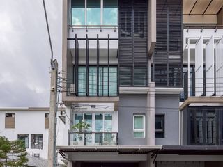 For sale 3 bedrooms townhouse in Khlong Toei, Bangkok
