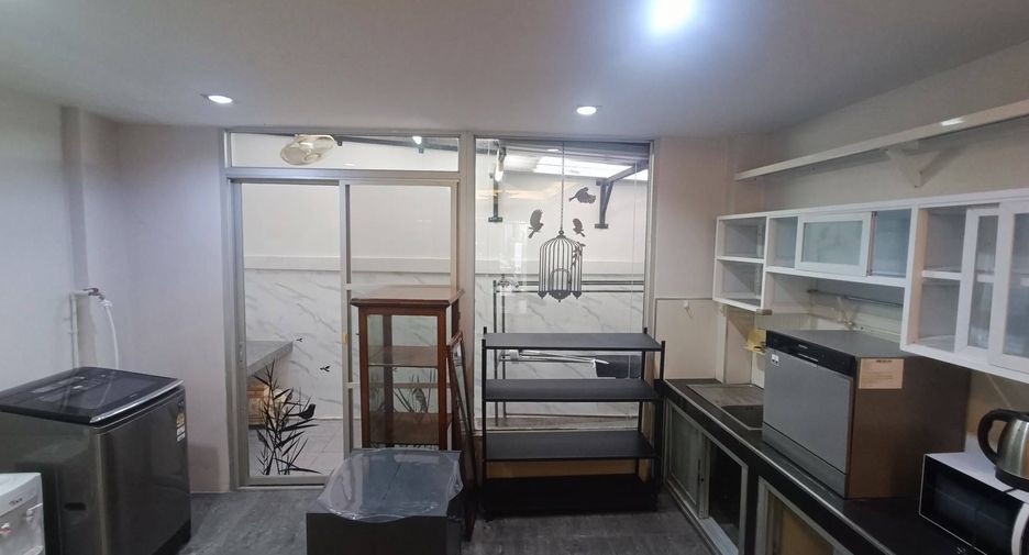 For rent 2 bedrooms townhouse in Bang Na, Bangkok