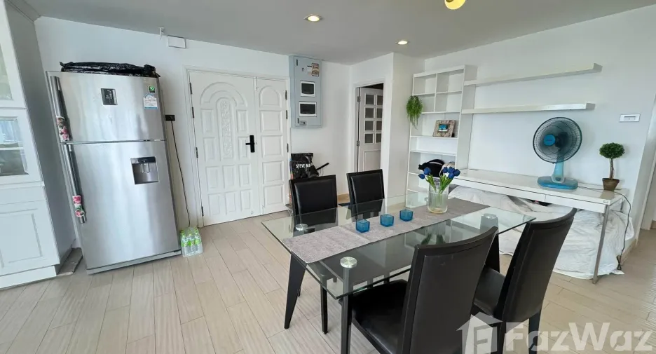 For rent 3 bedrooms condo in Huai Khwang, Bangkok