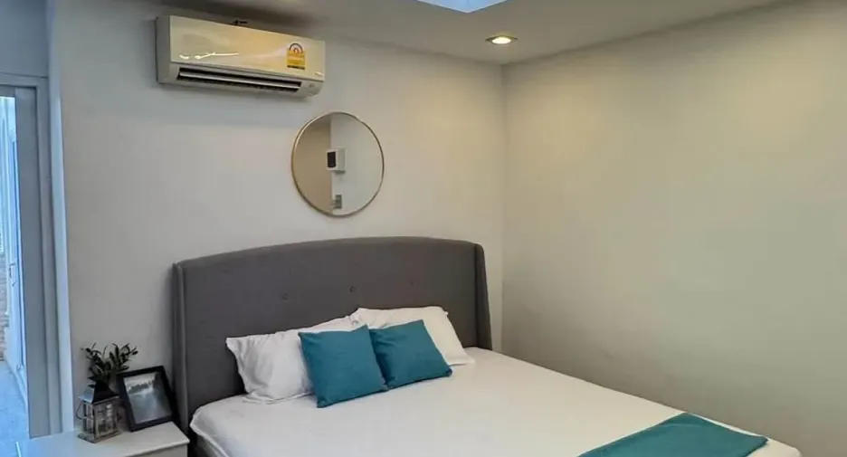 For rent 3 bedrooms condo in Huai Khwang, Bangkok