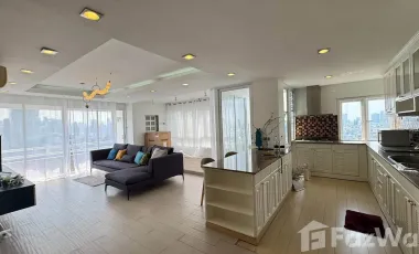 For rent 3 bedrooms condo in Huai Khwang, Bangkok