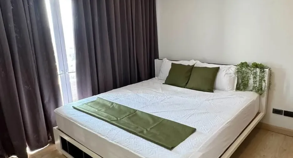 For rent 3 bedrooms condo in Huai Khwang, Bangkok