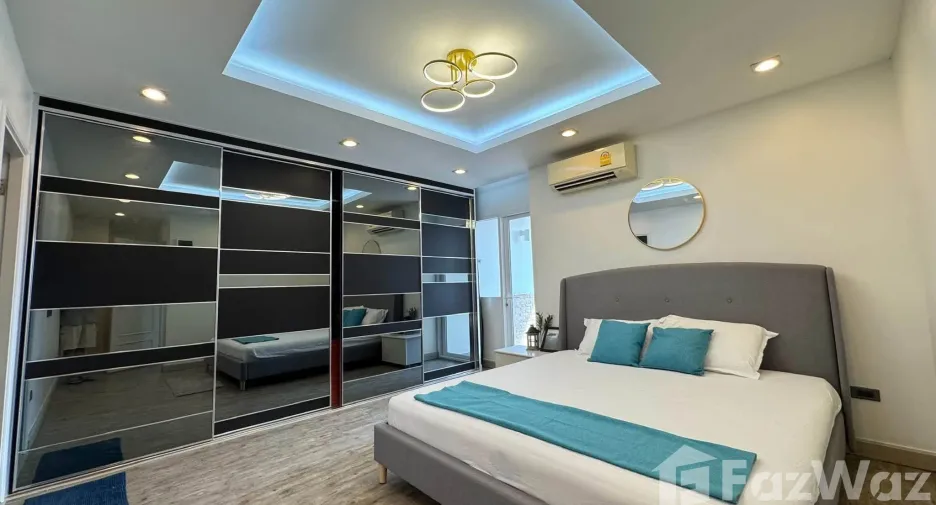 For rent 3 bedrooms condo in Huai Khwang, Bangkok