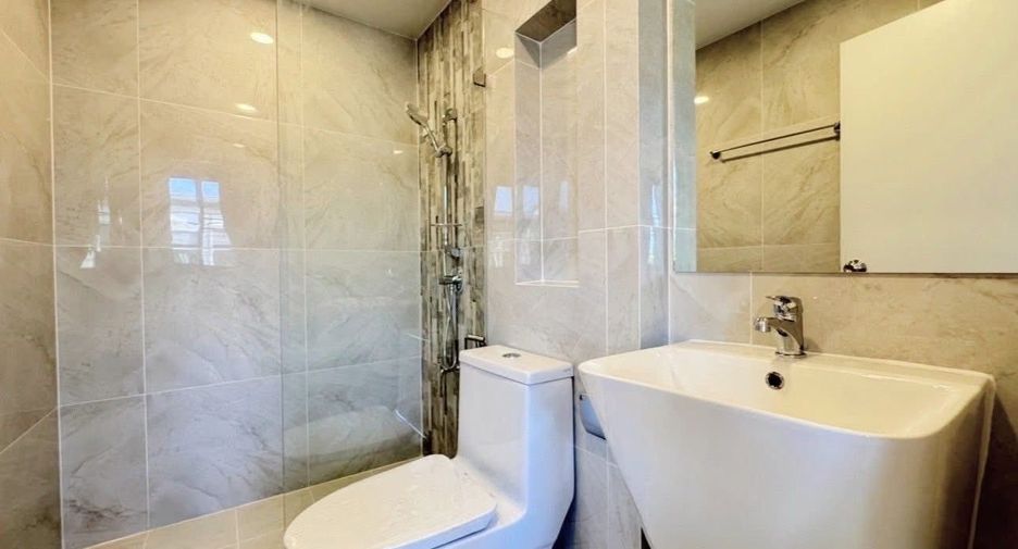 For rent 3 bedrooms townhouse in Lat Krabang, Bangkok
