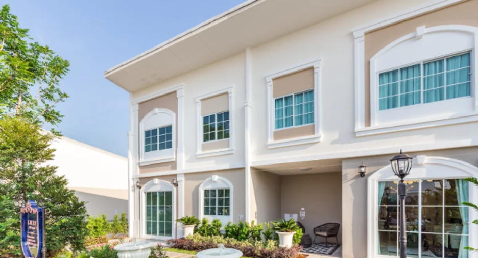 For sale 4 bedrooms townhouse in Huay Yai, Pattaya