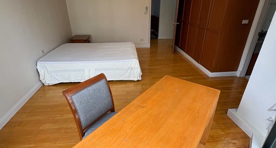 For rent 3 bedrooms apartment in Khlong Toei, Bangkok