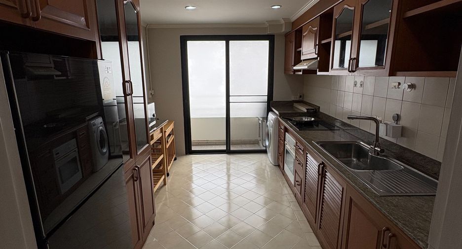 For rent 3 bedrooms apartment in Khlong Toei, Bangkok