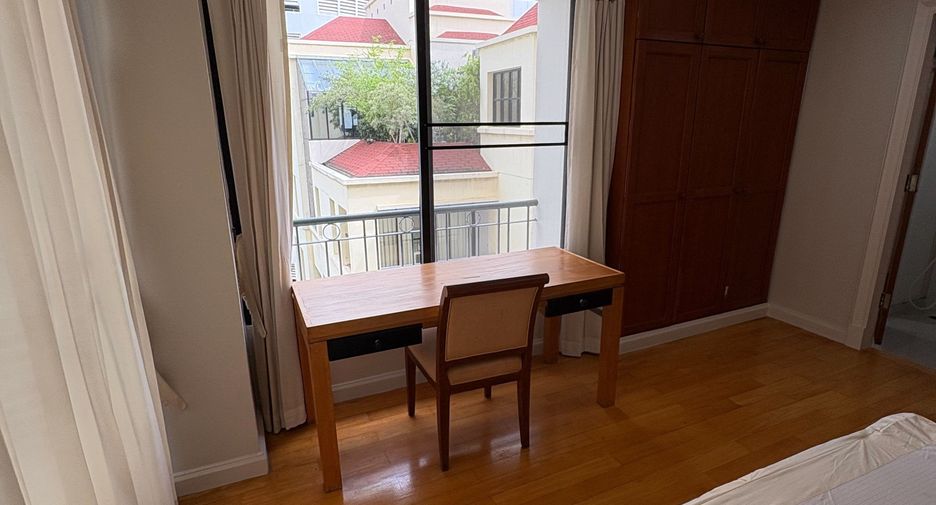 For rent 3 bedrooms apartment in Khlong Toei, Bangkok