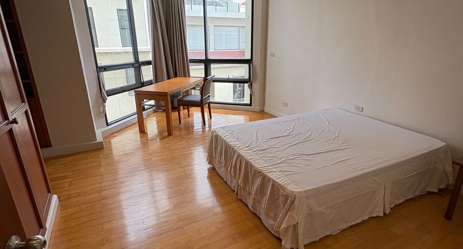 For rent 3 bedrooms apartment in Khlong Toei, Bangkok