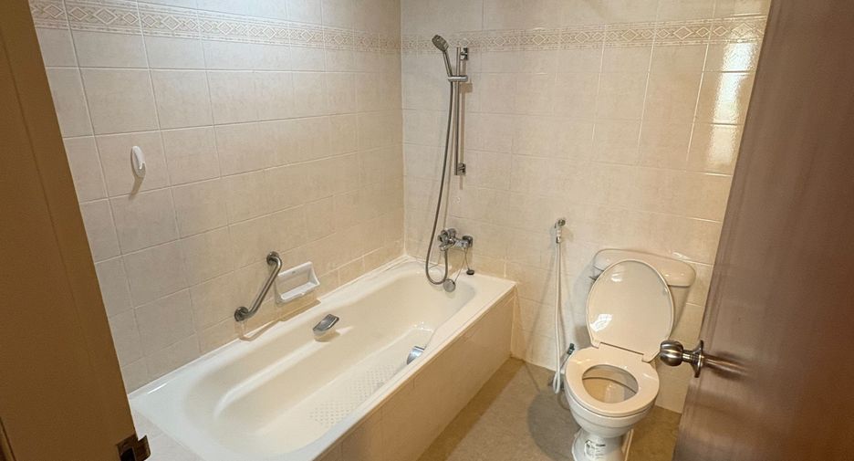 For rent 3 bedrooms apartment in Khlong Toei, Bangkok