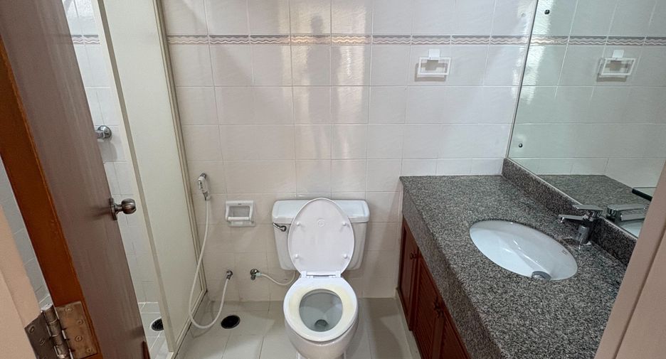 For rent 3 bedrooms apartment in Khlong Toei, Bangkok