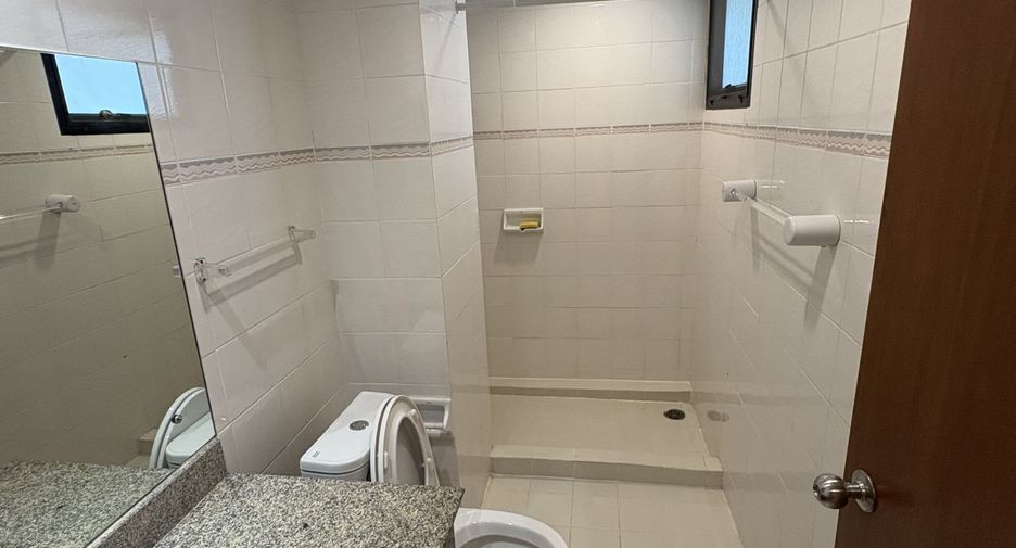 For rent 3 bedrooms apartment in Khlong Toei, Bangkok