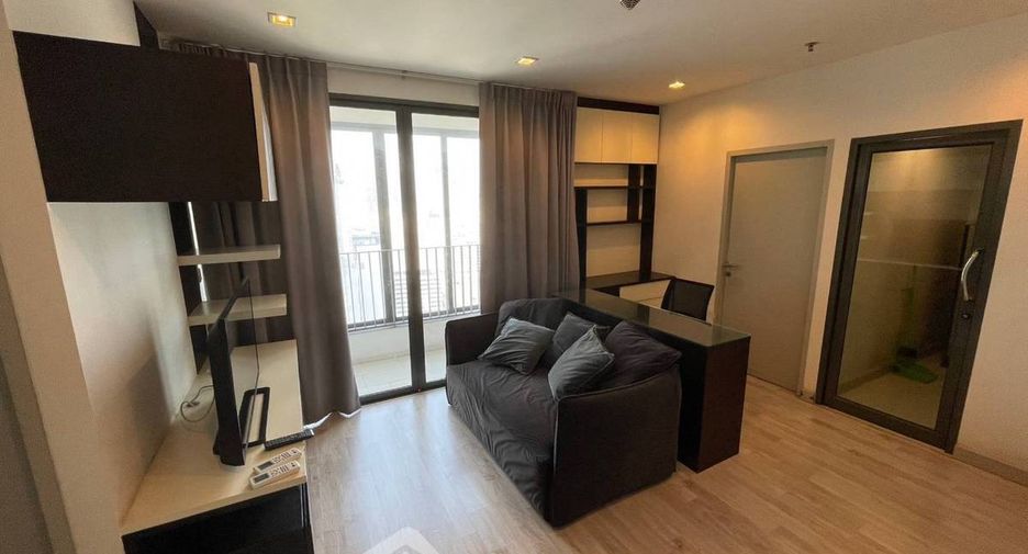 For rent 2 bedrooms condo in Huai Khwang, Bangkok