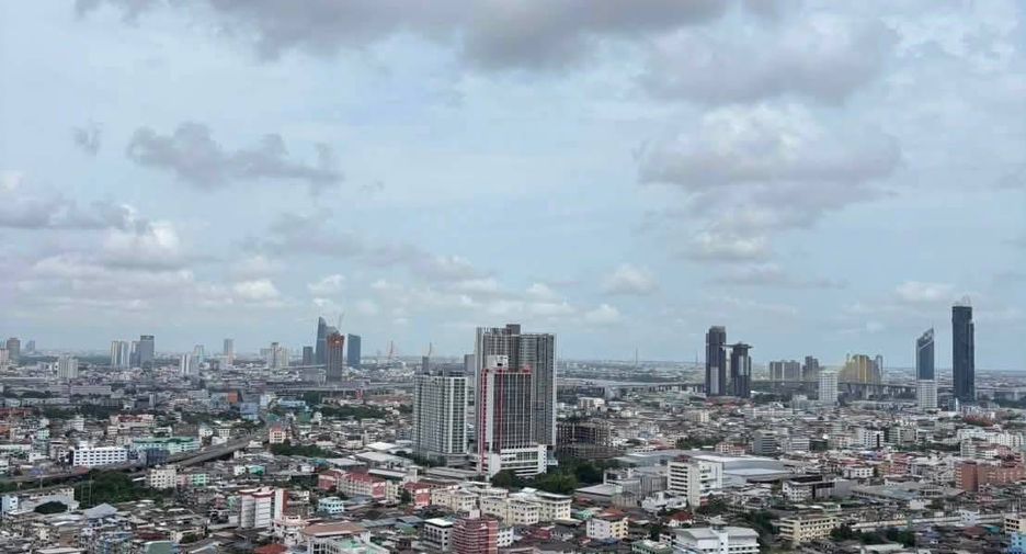 For rent 3 bedrooms condo in Bang Kho Laem, Bangkok