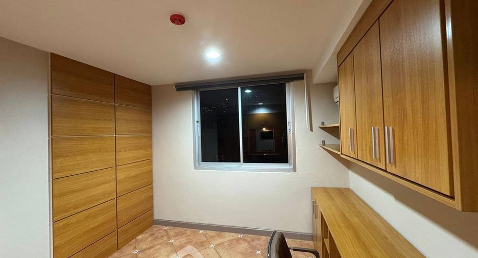 For rent 2 bedrooms condo in Bang Rak, Bangkok