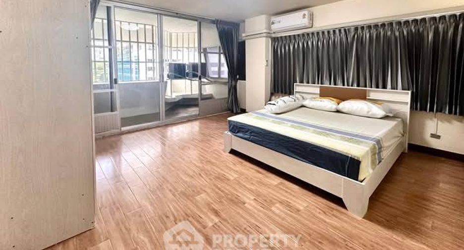 For rent 3 bedrooms condo in Sathon, Bangkok