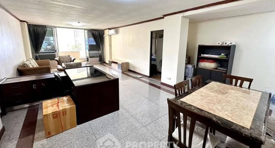 For rent 3 bedrooms condo in Sathon, Bangkok