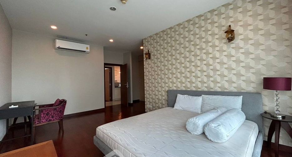 For rent 2 bedrooms condo in Yan Nawa, Bangkok