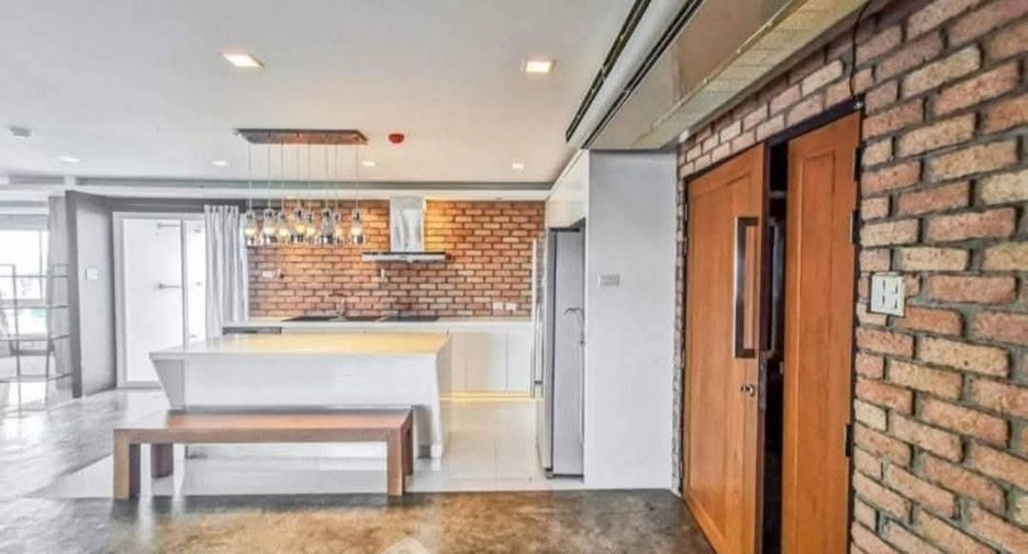 For rent 2 bedrooms apartment in Khlong San, Bangkok