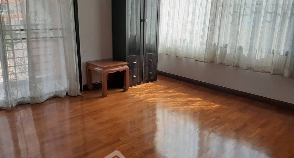 For rent 3 ベッドルーム condo in Khlong Toei, Bangkok