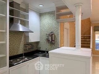 For rent 3 bedrooms townhouse in Yan Nawa, Bangkok