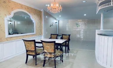 For rent 3 bedrooms townhouse in Yan Nawa, Bangkok