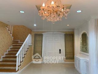 For rent 3 bedrooms townhouse in Yan Nawa, Bangkok