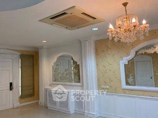 For rent 3 bedrooms townhouse in Yan Nawa, Bangkok