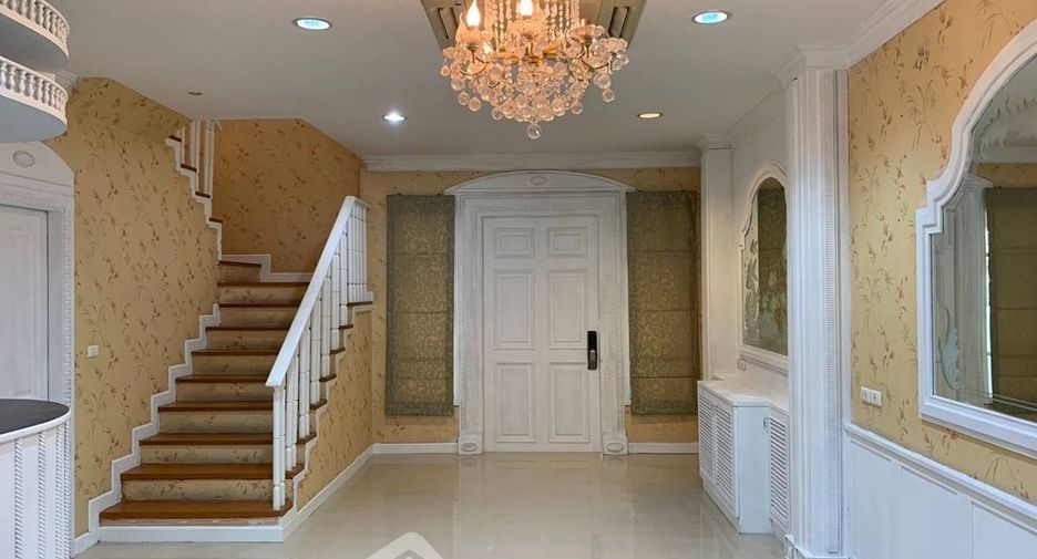 For rent 3 bedrooms townhouse in Yan Nawa, Bangkok