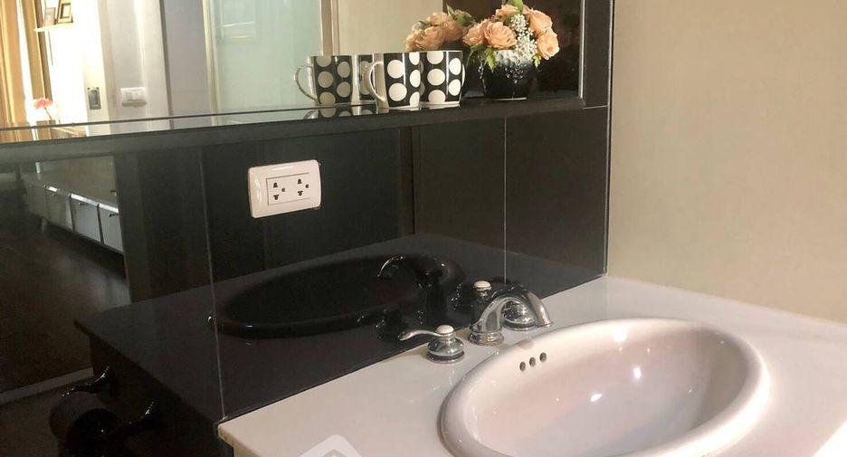 For rent 1 bed condo in Pathum Wan, Bangkok
