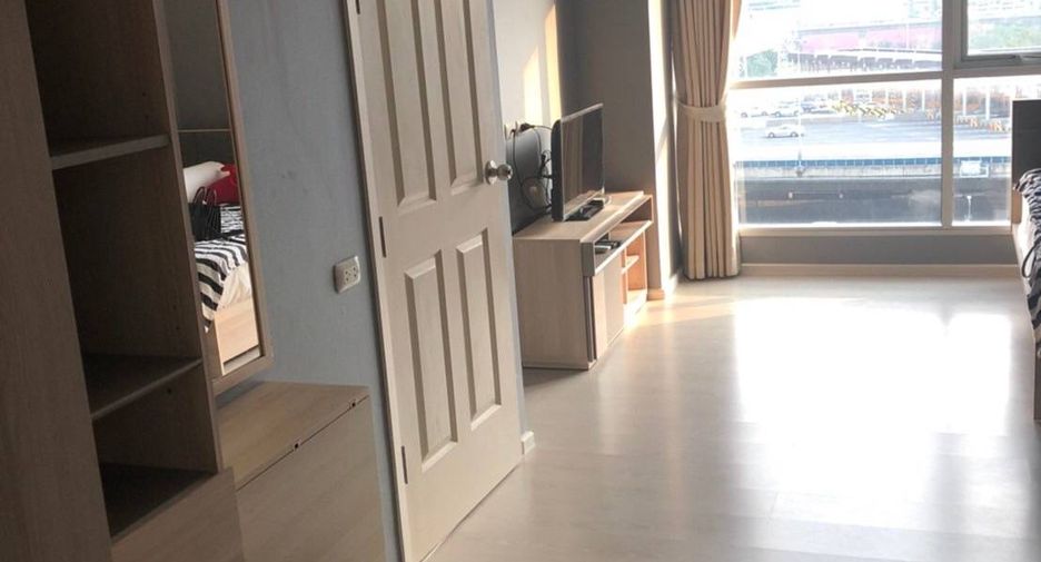 For rent 2 bedrooms condo in Huai Khwang, Bangkok