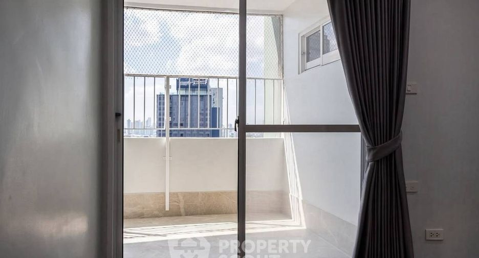 For rent 3 bedrooms condo in Watthana, Bangkok