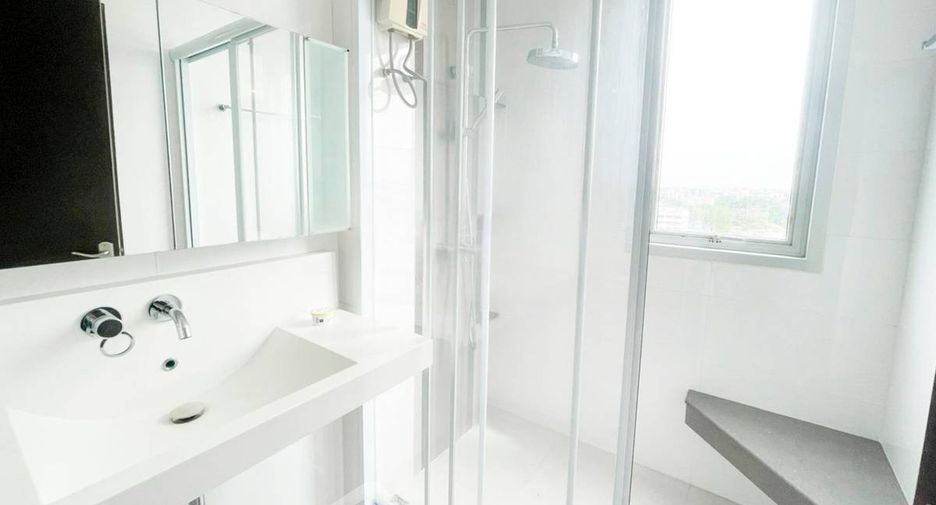 For rent 2 bedrooms condo in Huai Khwang, Bangkok