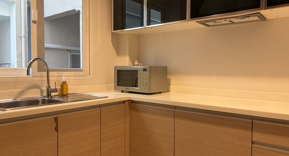 For rent 4 bedrooms townhouse in Yan Nawa, Bangkok